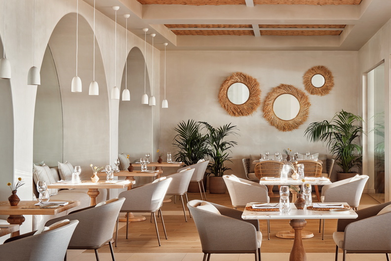 Tiara Holidays - Ikos Olivia fresco restaurant zatvoreni prostor